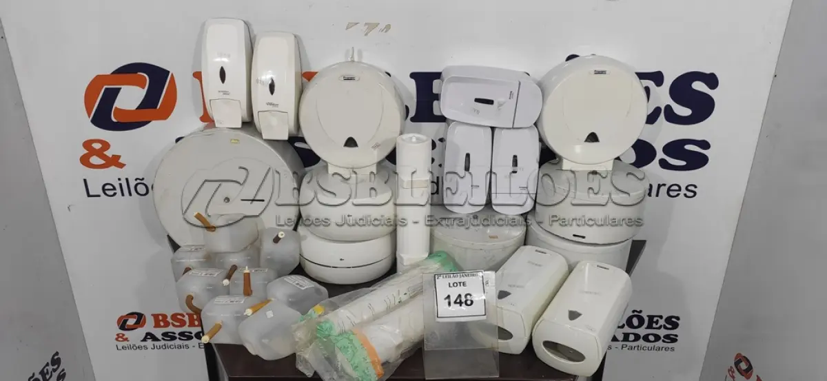 LOTE 148 - 01 LOTE COM VÁRIOS DISPENSES DE PAPEL E DE ÁLCOOL EM GEL. (NO ESTADO) ATENÇÃO! FAZER A VISITAÇÃO ANTES DE ARREMATAR, NÃO SABEMOS SE FUNCIONA. LEILÃO NÃO TEM GARANTIA E NEM DEVOLUÇÃO, SUJEITO A POSSÍVEIS AVARIAS VISÍVEIS/OCULTAS E/OU AUSÊNCIA DE COMPONENTES.