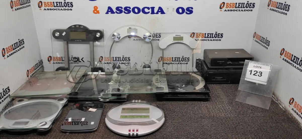 LOTE 123 - 02 DISQUETEIRAS MARCA PIONEER E VÁRIAS BALANÇAS CORPORAIS DE MARCAS E MODELOS DIVERSOS. (NO ESTADO) ATENÇÃO! FAZER A VISITAÇÃO ANTES DE ARREMATAR, NÃO SABEMOS SE FUNCIONA. LEILÃO NÃO TEM GARANTIA E NEM DEVOLUÇÃO, SUJEITO A POSSÍVEIS AVARIAS VISÍVEIS/OCULTAS E/OU AUSÊNCIA DE COMPONENTES.