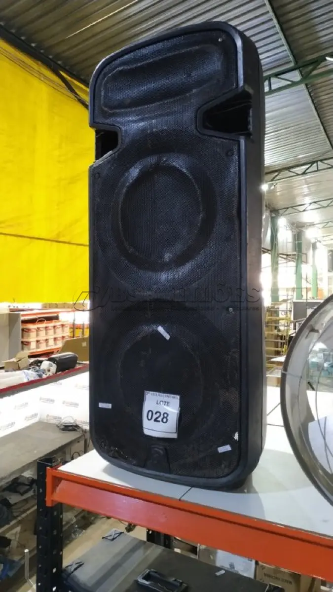 LOTE 028 - 01 CAIXA DE SOM. (NO ESTADO) ATENÇÃO! FAZER A VISITAÇÃO ANTES DE ARREMATAR, NÃO SABEMOS SE FUNCIONA. LEILÃO NÃO TEM GARANTIA E NEM DEVOLUÇÃO, SUJEITO A POSSÍVEIS AVARIAS VISÍVEIS/OCULTAS E/OU AUSÊNCIA DE COMPONENTES.