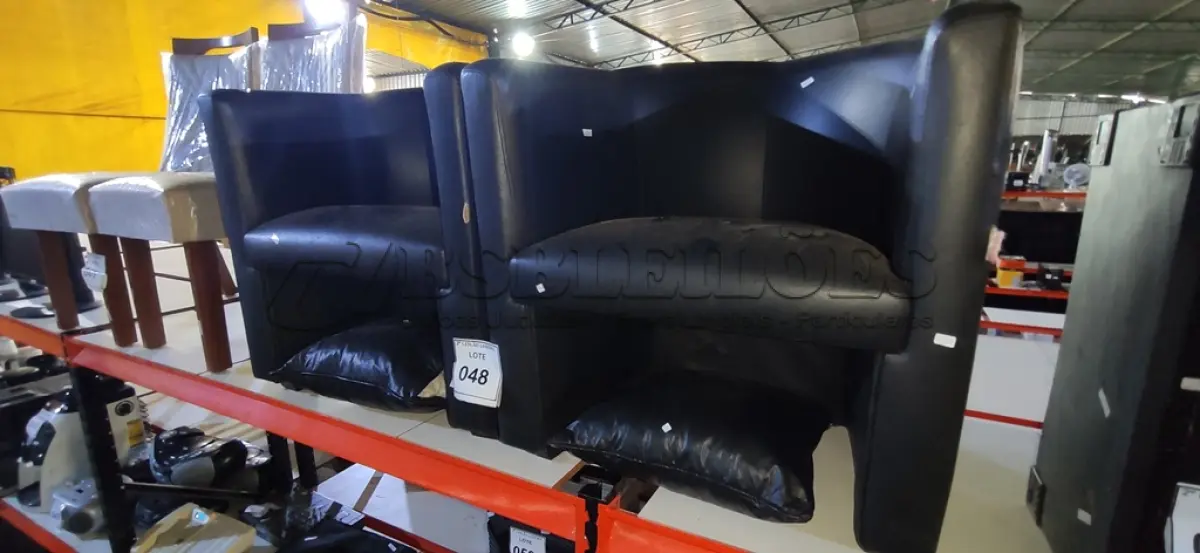 LOTE 048 - 02 POLTRONAS NA COR PRETA. (NO ESTADO) ATENÇÃO! FAZER A VISITAÇÃO ANTES DE ARREMATAR, NÃO SABEMOS SE FUNCIONA. LEILÃO NÃO TEM GARANTIA E NEM DEVOLUÇÃO, SUJEITO A POSSÍVEIS AVARIAS VISÍVEIS/OCULTAS E/OU AUSÊNCIA DE COMPONENTES.