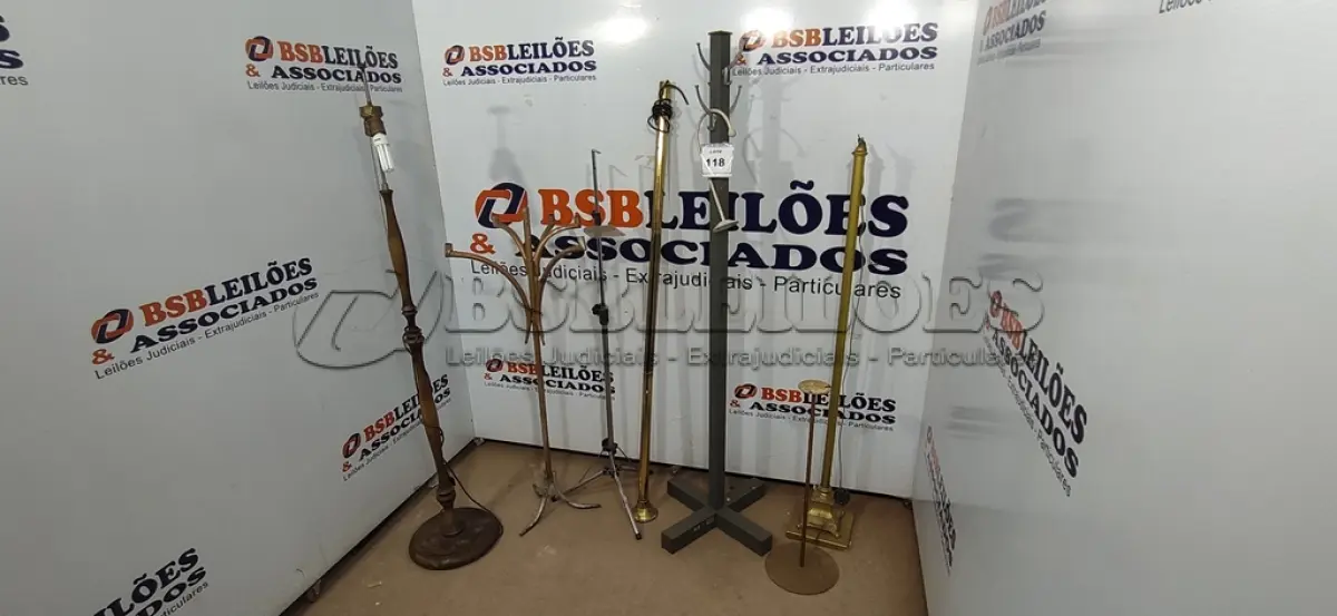 LOTE 118 - 03 LUMINÁRIAS DECORATIVAS, 01 CASTIÇAL DECORATIVO, 01 SUPORTE PARA PARTITURAS E 01 CABIDEIRO. (NO ESTADO) ATENÇÃO! FAZER A VISITAÇÃO ANTES DE ARREMATAR, NÃO SABEMOS SE FUNCIONA. LEILÃO NÃO TEM GARANTIA E NEM DEVOLUÇÃO, SUJEITO A POSSÍVEIS AVARIAS VISÍVEIS/OCULTAS E/OU AUSÊNCIA DE COMPONENTES.