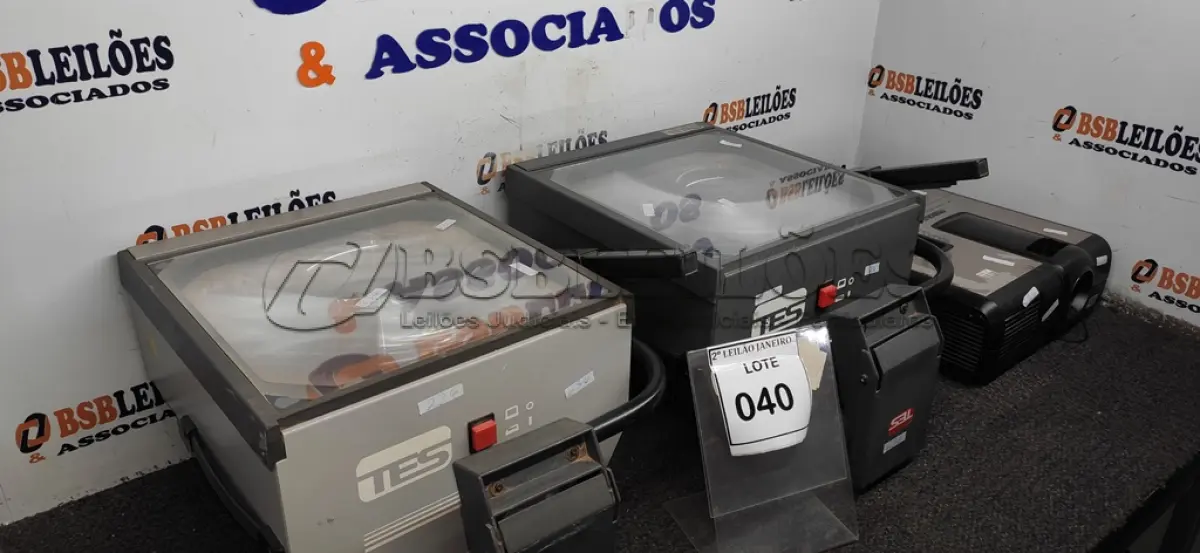 LOTE 040 - 02 RETROPROJETORES MARCA TES E 01 PROJETOR MARCA DIEBOLD. (NO ESTADO) ATENÇÃO! FAZER A VISITAÇÃO ANTES DE ARREMATAR, NÃO SABEMOS SE FUNCIONA. LEILÃO NÃO TEM GARANTIA E NEM DEVOLUÇÃO, SUJEITO A POSSÍVEIS AVARIAS VISÍVEIS/OCULTAS E/OU AUSÊNCIA DE COMPONENTES.