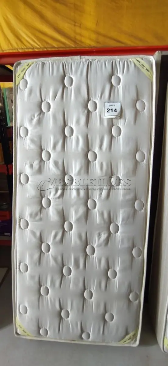 LOTE 214 - 01 COLCHÃO DE SOLTEIRO COM BASE 1,88CM X 88CM. (NO ESTADO EM QUE SE ENCONTRA. SUJEITO A AVARIAS OCULTAS/VISÍVEIS.) BJ7268E