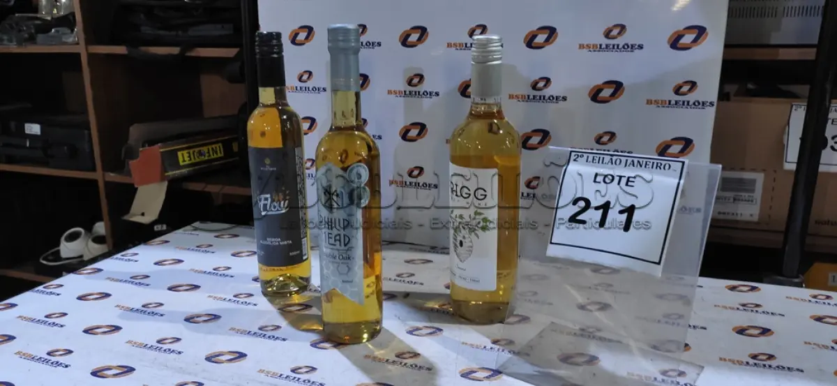 LOTE 211 - 03 GARRAFAS DE HIDROMEL DE 500ML SABORES DIVERSOS MARCA PHILIP MEAD . (NO ESTADO) ATENÇÃO! FAZER A VISITAÇÃO ANTES DE ARREMATAR, NÃO SABEMOS SE FUNCIONA. LEILÃO NÃO TEM GARANTIA E NEM DEVOLUÇÃO, SUJEITO A POSSÍVEIS AVARIAS VISÍVEIS/OCULTAS E/OU AUSÊNCIA DE COMPONENTES.