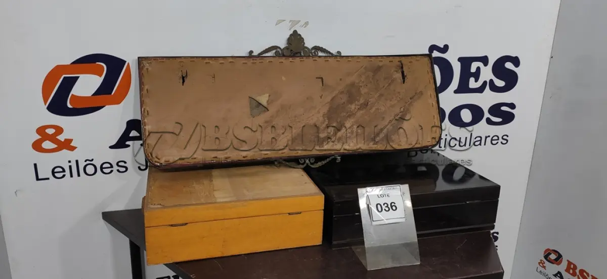 LOTE 036 - 02 MALAS EM MADEIRA PARA FAQUEIRO E 01 CABIDEIRO DE PAREDE ORNAMENTADO. (NO ESTADO) ATENÇÃO! FAZER A VISITAÇÃO ANTES DE ARREMATAR, NÃO SABEMOS SE FUNCIONA. LEILÃO NÃO TEM GARANTIA E NEM DEVOLUÇÃO, SUJEITO A POSSÍVEIS AVARIAS VISÍVEIS/OCULTAS E/OU AUSÊNCIA DE COMPONENTES.