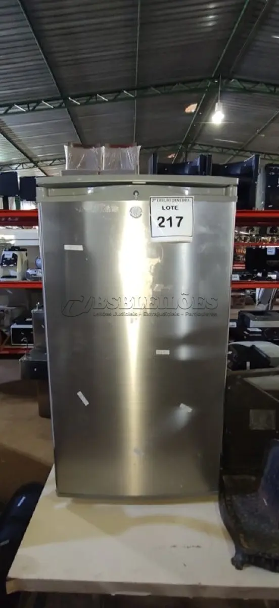 LOTE 217 - 01 FRIGOBAR 220V MARCA GE. (NO ESTADO) ATENÇÃO! FAZER A VISITAÇÃO ANTES DE ARREMATAR, NÃO SABEMOS SE FUNCIONA. LEILÃO NÃO TEM GARANTIA E NEM DEVOLUÇÃO, SUJEITO A POSSÍVEIS AVARIAS VISÍVEIS/OCULTAS E/OU AUSÊNCIA DE COMPONENTES.