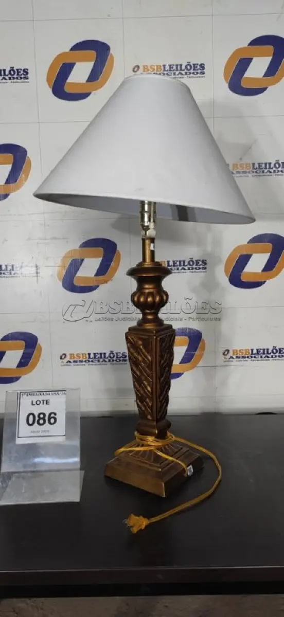 LOTE 086 - 01 ABAJUR. (NO ESTADO EM QUE SE ENCONTRA. SUJEITO A AVARIAS OCULTAS/VISÍVEIS.) AV9392J