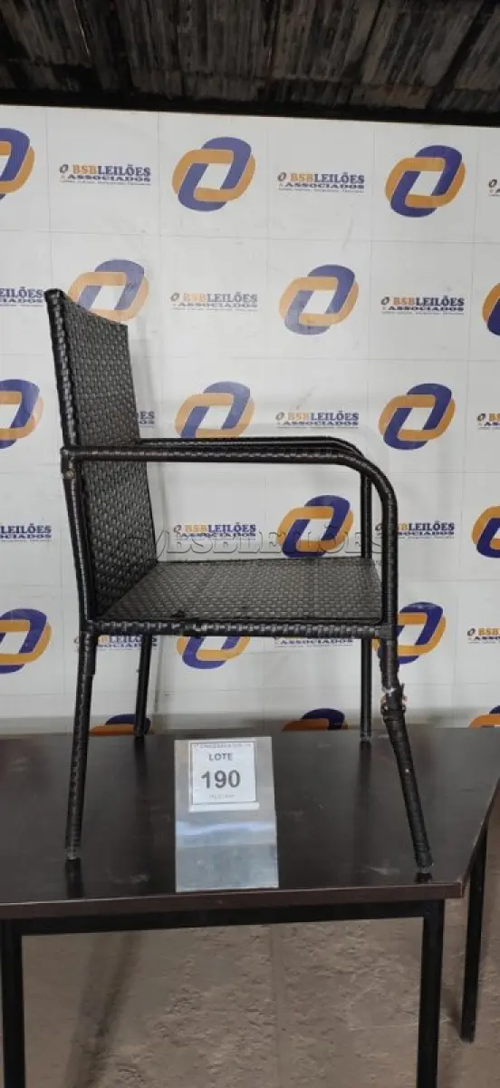 LOTE 190 - 01 CADEIRA DE JARDIM. (NO ESTADO EM QUE SE ENCONTRA. SUJEITO A AVARIAS OCULTAS/VISÍVEIS.) BH1485R