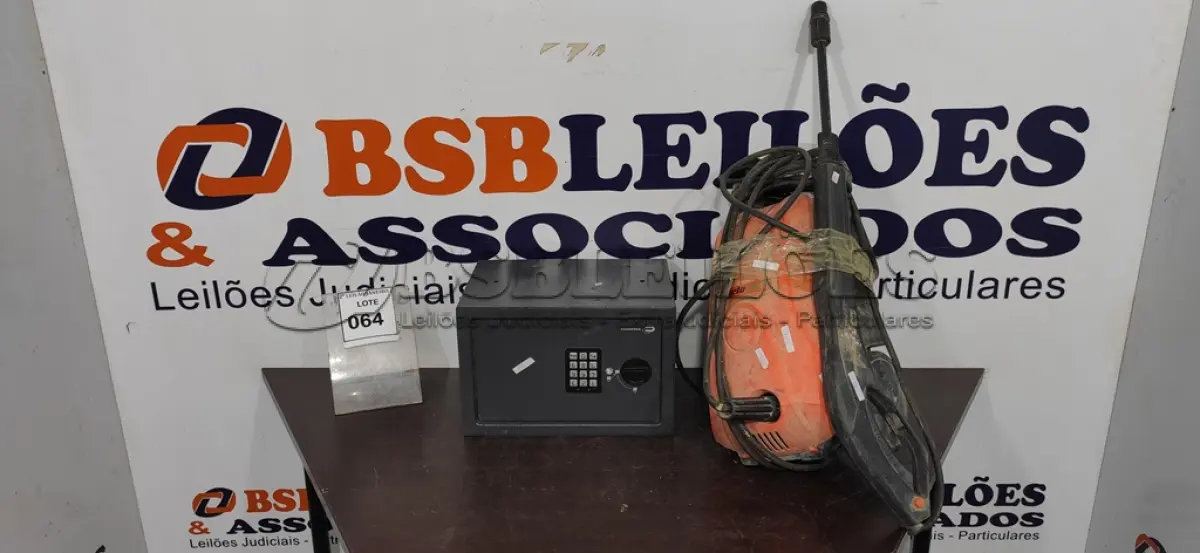 LOTE 064 - 01 COFRE E 01 LAVADORA DE ALTA PRESSÃO. (NO ESTADO) ATENÇÃO! FAZER A VISITAÇÃO ANTES DE ARREMATAR, NÃO SABEMOS SE FUNCIONA. LEILÃO NÃO TEM GARANTIA E NEM DEVOLUÇÃO, SUJEITO A POSSÍVEIS AVARIAS VISÍVEIS/OCULTAS E/OU AUSÊNCIA DE COMPONENTES.