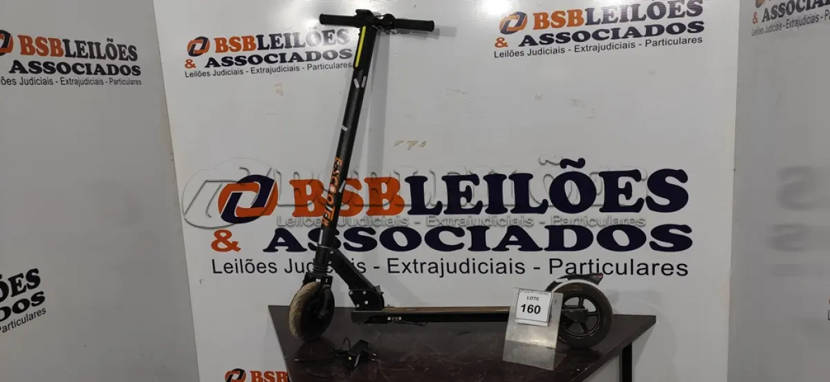 LOTE 160 - 01 PATINENTE ELÉTRICO MARCA E-SCOOTER. (NO ESTADO) ATENÇÃO! FAZER A VISITAÇÃO ANTES DE ARREMATAR, NÃO SABEMOS SE FUNCIONA. LEILÃO NÃO TEM GARANTIA E NEM DEVOLUÇÃO, SUJEITO A POSSÍVEIS AVARIAS VISÍVEIS/OCULTAS E/OU AUSÊNCIA DE COMPONENTES.