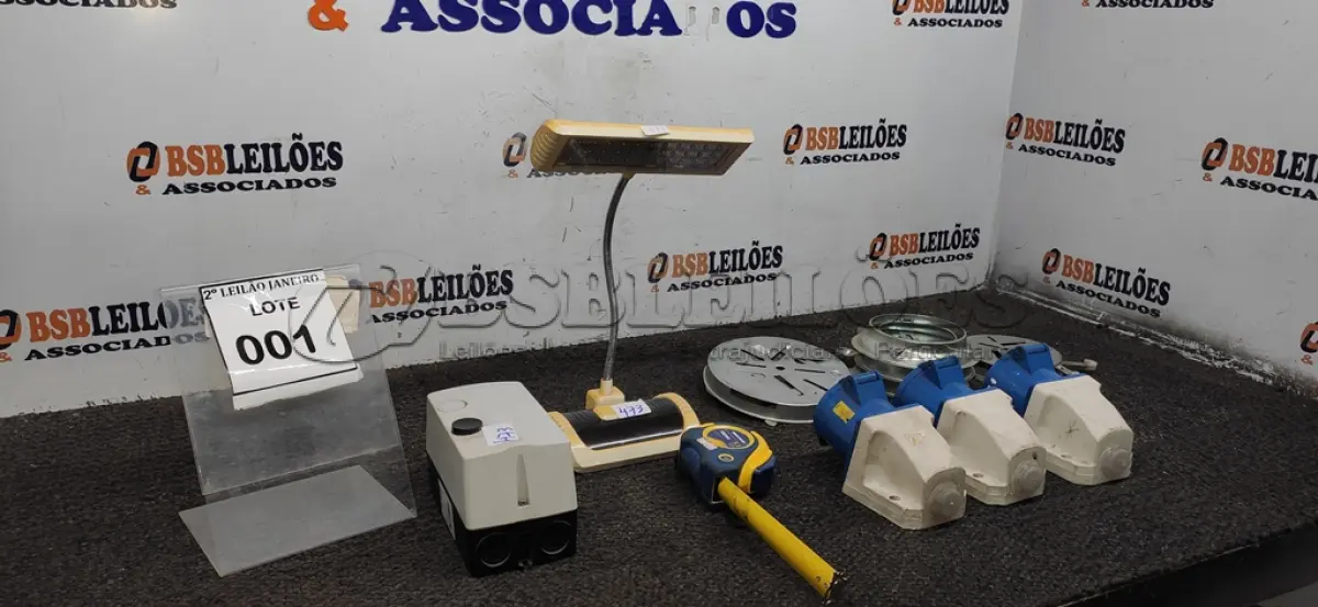 LOTE 001 - 01 LÚMINARIA DE MESA, 03 PINOS FÉMEA DE ALTA PRESSÃO, 01 TRNA DE 7,5M E 03 PLAFONIER. (NO ESTADO) ATENÇÃO! FAZER A VISITAÇÃO ANTES DE ARREMATAR, NÃO SABEMOS SE FUNCIONA. LEILÃO NÃO TEM GARANTIA E NEM DEVOLUÇÃO, SUJEITO A POSSÍVEIS AVARIAS VISÍVEIS/OCULTAS E/OU AUSÊNCIA DE COMPONENTES.