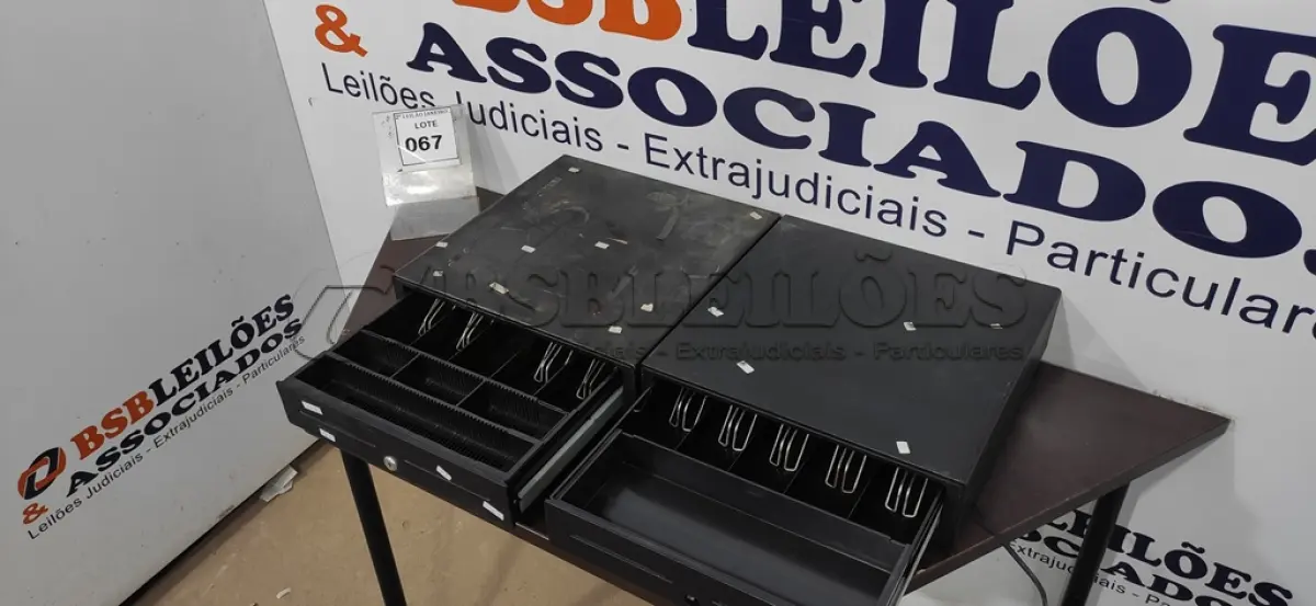 LOTE 067 - 02 GAVETAS DE DINHEIRO. (NO ESTADO) ATENÇÃO! FAZER A VISITAÇÃO ANTES DE ARREMATAR, NÃO SABEMOS SE FUNCIONA. LEILÃO NÃO TEM GARANTIA E NEM DEVOLUÇÃO, SUJEITO A POSSÍVEIS AVARIAS VISÍVEIS/OCULTAS E/OU AUSÊNCIA DE COMPONENTES.