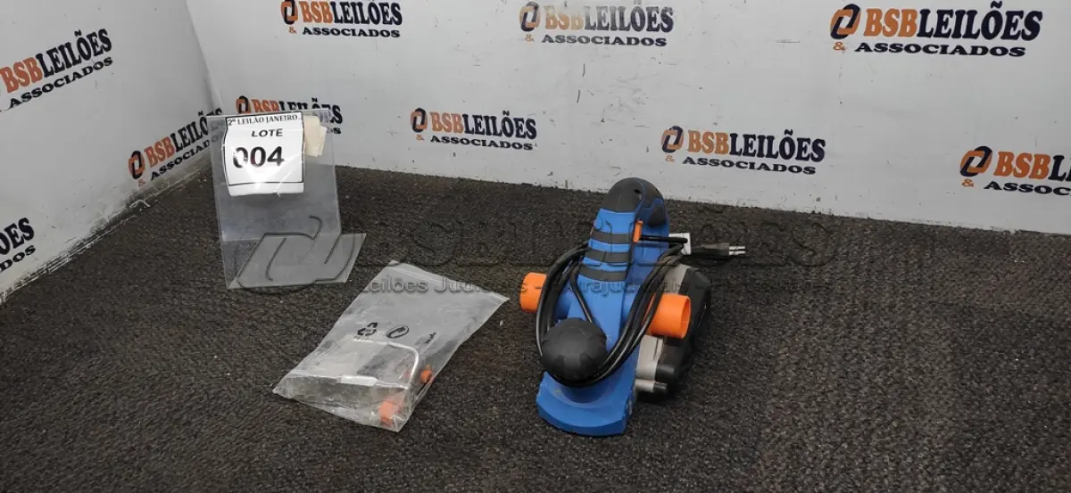 LOTE 004 - 01 PLAINA ELÉTRICA MARCA DEXTER 800W. (NO ESTADO) ATENÇÃO! FAZER A VISITAÇÃO ANTES DE ARREMATAR, NÃO SABEMOS SE FUNCIONA. LEILÃO NÃO TEM GARANTIA E NEM DEVOLUÇÃO, SUJEITO A POSSÍVEIS AVARIAS VISÍVEIS/OCULTAS E/OU AUSÊNCIA DE COMPONENTES.