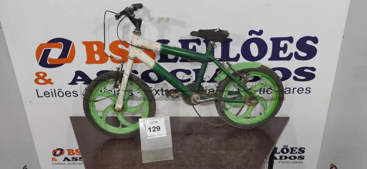 LOTE 129 - 01 BICICLETA INFANTIL. (NO ESTADO) ATENÇÃO! FAZER A VISITAÇÃO ANTES DE ARREMATAR, NÃO SABEMOS SE FUNCIONA. LEILÃO NÃO TEM GARANTIA E NEM DEVOLUÇÃO, SUJEITO A POSSÍVEIS AVARIAS VISÍVEIS/OCULTAS E/OU AUSÊNCIA DE COMPONENTES.