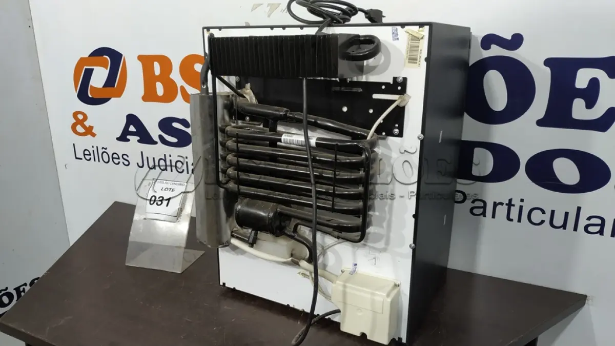 LOTE 031 - 01 FRIGOBAR MARCA DOMETIC. (NO ESTADO) ATENÇÃO! FAZER A VISITAÇÃO ANTES DE ARREMATAR, NÃO SABEMOS SE FUNCIONA. LEILÃO NÃO TEM GARANTIA E NEM DEVOLUÇÃO, SUJEITO A POSSÍVEIS AVARIAS VISÍVEIS/OCULTAS E/OU AUSÊNCIA DE COMPONENTES.