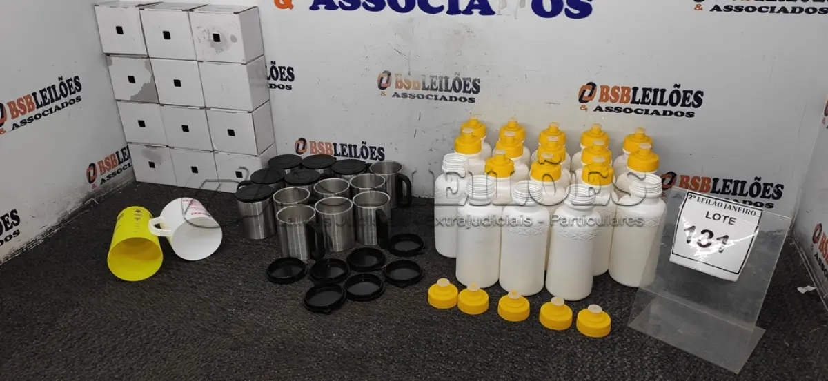 LOTE 131 - 01 LOTE COM VÁRIAS CANECAS E GARRAFAS DE ÁGUA DE MODELOS DIVERSOS. (NO ESTADO) ATENÇÃO! FAZER A VISITAÇÃO ANTES DE ARREMATAR, NÃO SABEMOS SE FUNCIONA. LEILÃO NÃO TEM GARANTIA E NEM DEVOLUÇÃO, SUJEITO A POSSÍVEIS AVARIAS VISÍVEIS/OCULTAS E/OU AUSÊNCIA DE COMPONENTES.