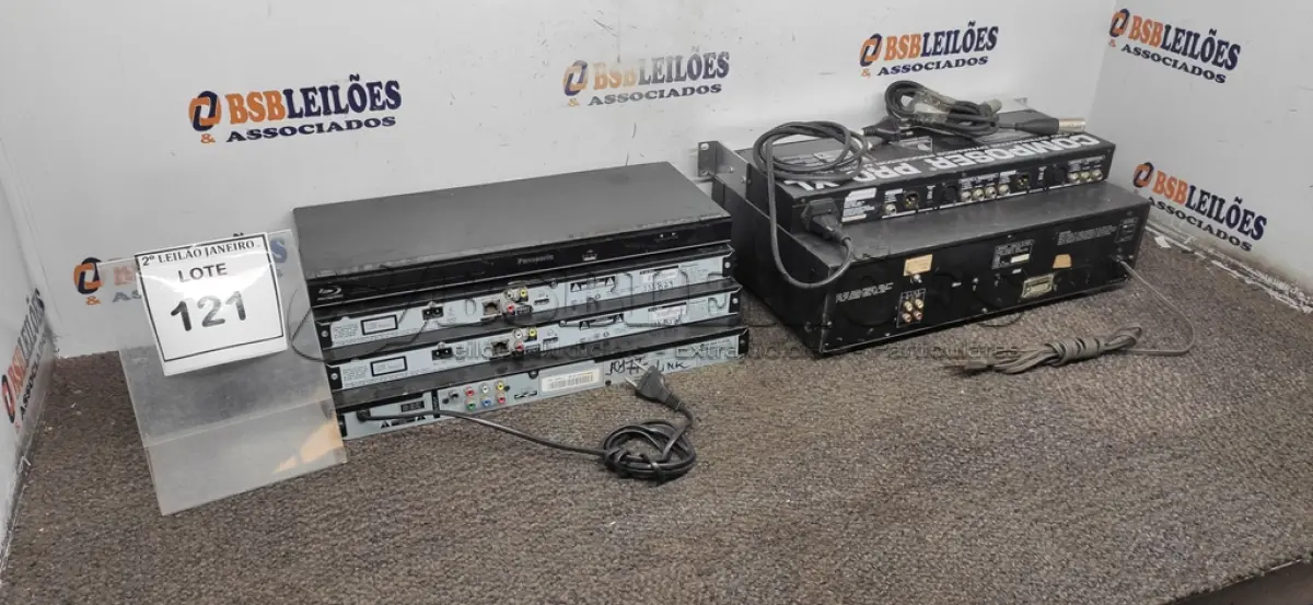 LOTE 121 - 03 APARELHOS BLU-RAY MARCA PANASONIC, 01 APARELHO DE DVD MARCA LG, 01 COMPRESSOR DE ÁUDIO PRO XL E 01 GRAVADOR DE FITA CASSETE. (NO ESTADO) ATENÇÃO! FAZER A VISITAÇÃO ANTES DE ARREMATAR, NÃO SABEMOS SE FUNCIONA. LEILÃO NÃO TEM GARANTIA E NEM DEVOLUÇÃO, SUJEITO A POSSÍVEIS AVARIAS VISÍVEIS/OCULTAS E/OU AUSÊNCIA DE COMPONENTES.