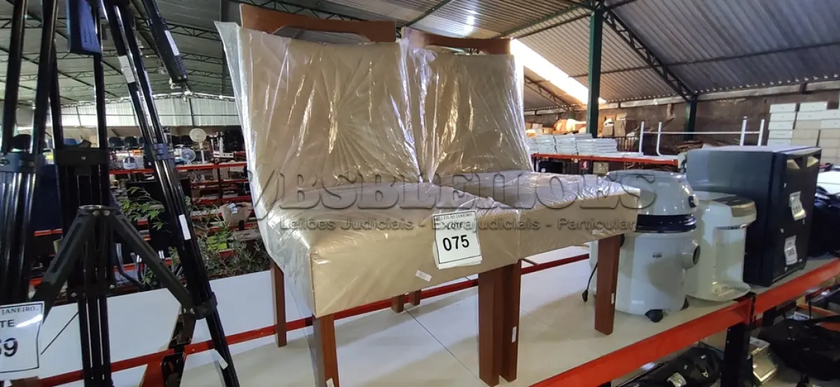 LOTE 075 - 02 CADEIRAS EM MADEIRA COM ASSENTO ALMOFADADO. (NO ESTADO) ATENÇÃO! FAZER A VISITAÇÃO ANTES DE ARREMATAR, NÃO SABEMOS SE FUNCIONA. LEILÃO NÃO TEM GARANTIA E NEM DEVOLUÇÃO, SUJEITO A POSSÍVEIS AVARIAS VISÍVEIS/OCULTAS E/OU AUSÊNCIA DE COMPONENTES.