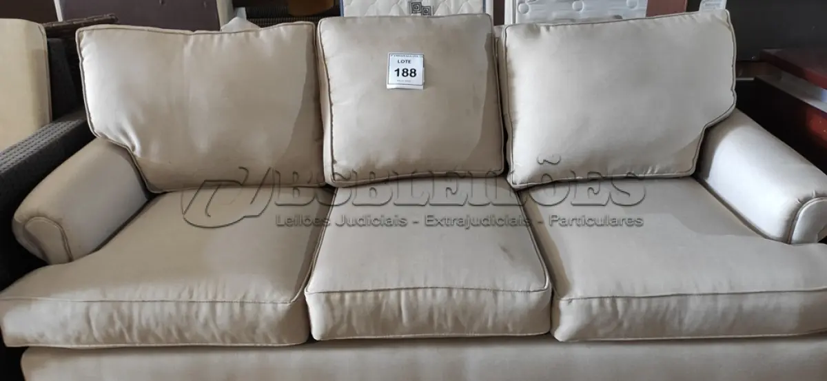 LOTE 188 - 01 SOFÁ 03 LUGARES. (NO ESTADO EM QUE SE ENCONTRA. SUJEITO A AVARIAS OCULTAS/VISÍVEIS.) AV9776S