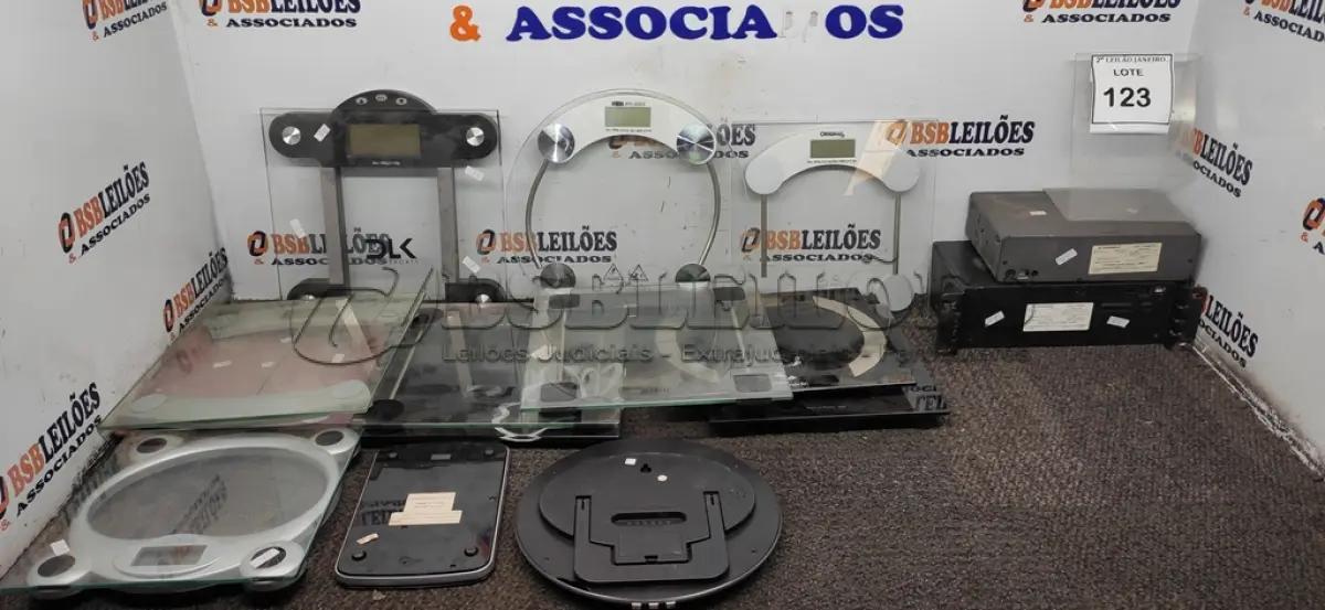 LOTE 123 - 02 DISQUETEIRAS MARCA PIONEER E VÁRIAS BALANÇAS CORPORAIS DE MARCAS E MODELOS DIVERSOS. (NO ESTADO) ATENÇÃO! FAZER A VISITAÇÃO ANTES DE ARREMATAR, NÃO SABEMOS SE FUNCIONA. LEILÃO NÃO TEM GARANTIA E NEM DEVOLUÇÃO, SUJEITO A POSSÍVEIS AVARIAS VISÍVEIS/OCULTAS E/OU AUSÊNCIA DE COMPONENTES.