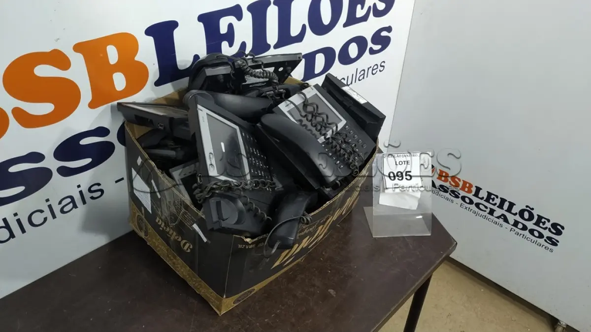 LOTE 095 - 01 LOTE COM GRANDE QUANTIDADE DE APARELHOS TELEFÔNICOS COM PAINEL. (NO ESTADO) ATENÇÃO! FAZER A VISITAÇÃO ANTES DE ARREMATAR, NÃO SABEMOS SE FUNCIONA. LEILÃO NÃO TEM GARANTIA E NEM DEVOLUÇÃO, SUJEITO A POSSÍVEIS AVARIAS VISÍVEIS/OCULTAS E/OU AUSÊNCIA DE COMPONENTES.