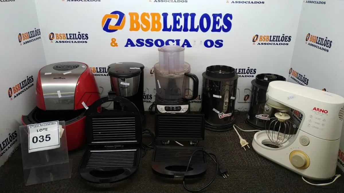 LOTE 035 - 01 AIR FRYER MARCA BRITÂNIA, 01 BATEDEIRA MARCA ARNO (INCOMPLETA), 01 CAFETEIRA MARCA PHILCO, 02 SANDUICHEIRAS, 01 PROCESADOR DE ALIMENTOS MARCA OSTER E 02 BASES DE LIQUIDIFICADOR INDUSTRIAL. (NO ESTADO) ATENÇÃO! FAZER A VISITAÇÃO ANTES DE ARREMATAR, NÃO SABEMOS SE FUNCIONA. LEILÃO NÃO TEM GARANTIA E NEM DEVOLUÇÃO, SUJEITO A POSSÍVEIS AVARIAS VISÍVEIS/OCULTAS E/OU AUSÊNCIA DE COMPONENTES.