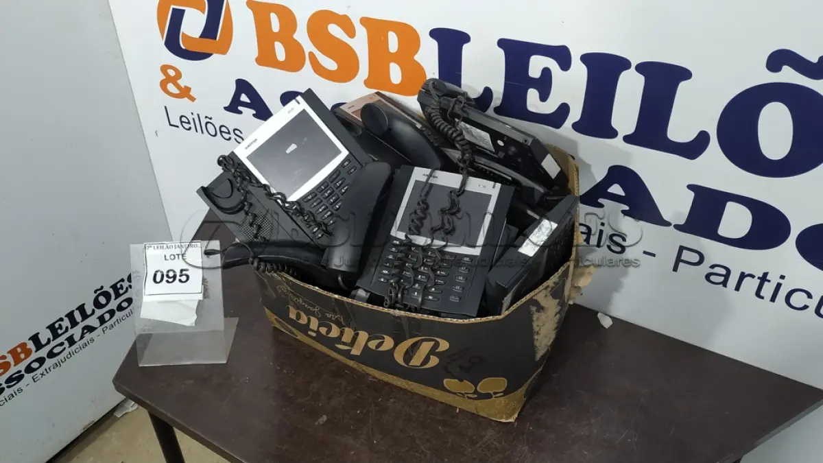 LOTE 095 - 01 LOTE COM GRANDE QUANTIDADE DE APARELHOS TELEFÔNICOS COM PAINEL. (NO ESTADO) ATENÇÃO! FAZER A VISITAÇÃO ANTES DE ARREMATAR, NÃO SABEMOS SE FUNCIONA. LEILÃO NÃO TEM GARANTIA E NEM DEVOLUÇÃO, SUJEITO A POSSÍVEIS AVARIAS VISÍVEIS/OCULTAS E/OU AUSÊNCIA DE COMPONENTES.