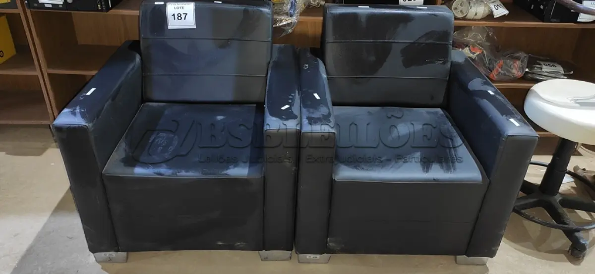LOTE 187 - 02 POLTRONAS NA COR PRETA. (NO ESTADO) ATENÇÃO! FAZER A VISITAÇÃO ANTES DE ARREMATAR, NÃO SABEMOS SE FUNCIONA. LEILÃO NÃO TEM GARANTIA E NEM DEVOLUÇÃO, SUJEITO A POSSÍVEIS AVARIAS VISÍVEIS/OCULTAS E/OU AUSÊNCIA DE COMPONENTES.