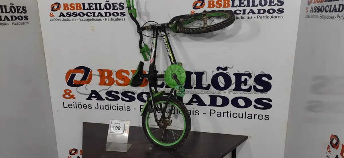 LOTE 109 - 01 BICICLETA INFANTIL. (NO ESTADO) ATENÇÃO! FAZER A VISITAÇÃO ANTES DE ARREMATAR, NÃO SABEMOS SE FUNCIONA. LEILÃO NÃO TEM GARANTIA E NEM DEVOLUÇÃO, SUJEITO A POSSÍVEIS AVARIAS VISÍVEIS/OCULTAS E/OU AUSÊNCIA DE COMPONENTES.
