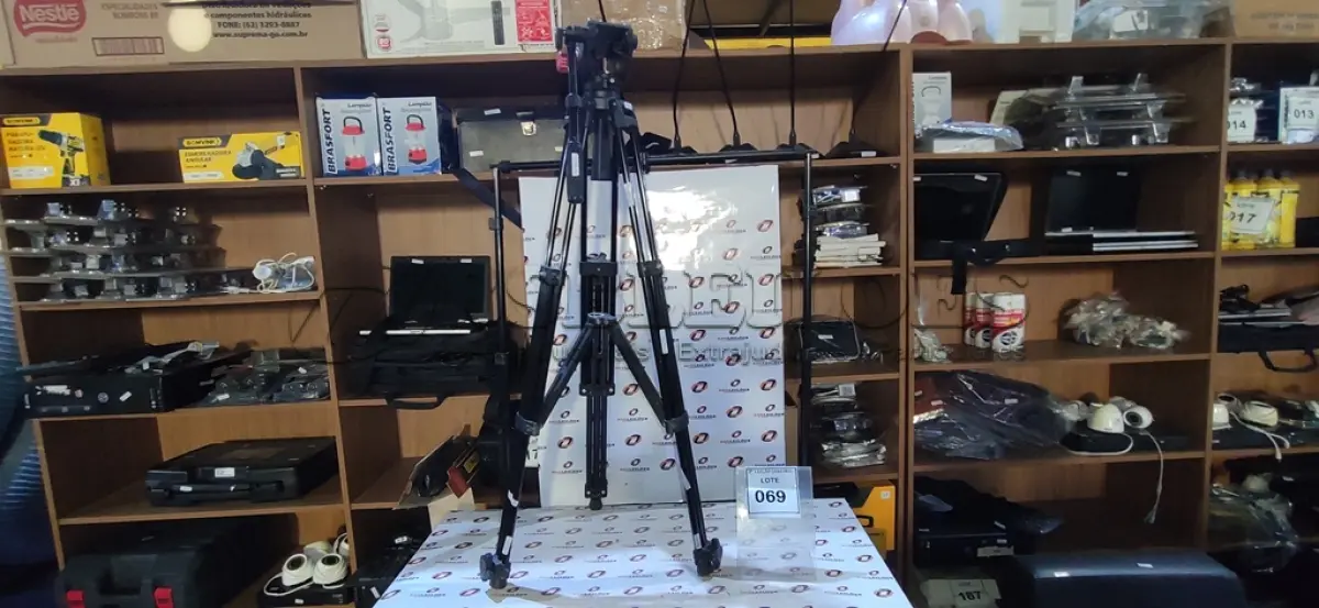 LOTE 069 - 01 TRIPÉ PARA FILMADORA PROFISSIONAL. (NO ESTADO) ATENÇÃO! FAZER A VISITAÇÃO ANTES DE ARREMATAR, NÃO SABEMOS SE FUNCIONA. LEILÃO NÃO TEM GARANTIA E NEM DEVOLUÇÃO, SUJEITO A POSSÍVEIS AVARIAS VISÍVEIS/OCULTAS E/OU AUSÊNCIA DE COMPONENTES.