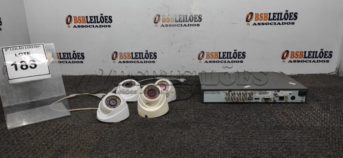 LOTE 183 - 01 APARELHO DVR COM 04 CÂMERAS. (NO ESTADO) ATENÇÃO! FAZER A VISITAÇÃO ANTES DE ARREMATAR, NÃO SABEMOS SE FUNCIONA. LEILÃO NÃO TEM GARANTIA E NEM DEVOLUÇÃO, SUJEITO A POSSÍVEIS AVARIAS VISÍVEIS/OCULTAS E/OU AUSÊNCIA DE COMPONENTES.
