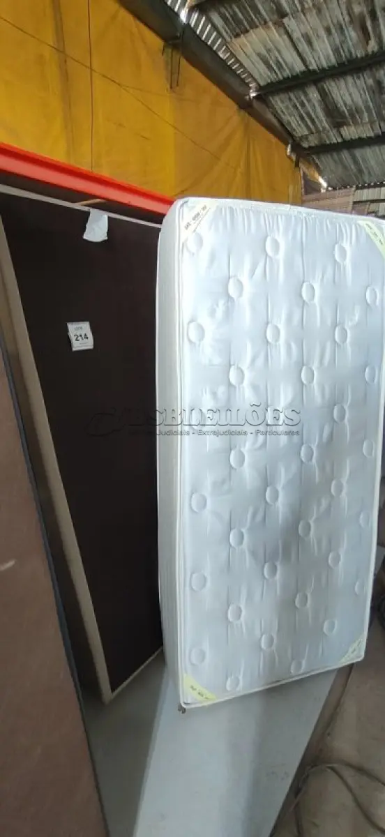 LOTE 214 - 01 COLCHÃO DE SOLTEIRO COM BASE 1,88CM X 88CM. (NO ESTADO EM QUE SE ENCONTRA. SUJEITO A AVARIAS OCULTAS/VISÍVEIS.) BJ7268E