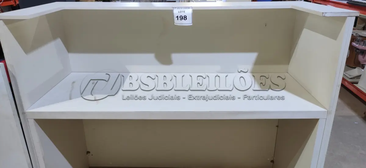 LOTE 198 - 01 BALCÃO ESPOSITOR NA COR BRANCA. (NO ESTADO) ATENÇÃO! FAZER A VISITAÇÃO ANTES DE ARREMATAR, NÃO SABEMOS SE FUNCIONA. LEILÃO NÃO TEM GARANTIA E NEM DEVOLUÇÃO, SUJEITO A POSSÍVEIS AVARIAS VISÍVEIS/OCULTAS E/OU AUSÊNCIA DE COMPONENTES.