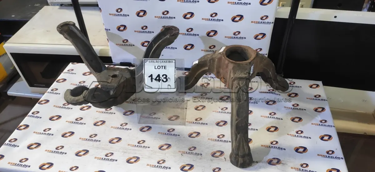 LOTE 143 - 02 PÉS DE MESA EM FERRO FUNDIDO. (NO ESTADO) ATENÇÃO! FAZER A VISITAÇÃO ANTES DE ARREMATAR, NÃO SABEMOS SE FUNCIONA. LEILÃO NÃO TEM GARANTIA E NEM DEVOLUÇÃO, SUJEITO A POSSÍVEIS AVARIAS VISÍVEIS/OCULTAS E/OU AUSÊNCIA DE COMPONENTES.