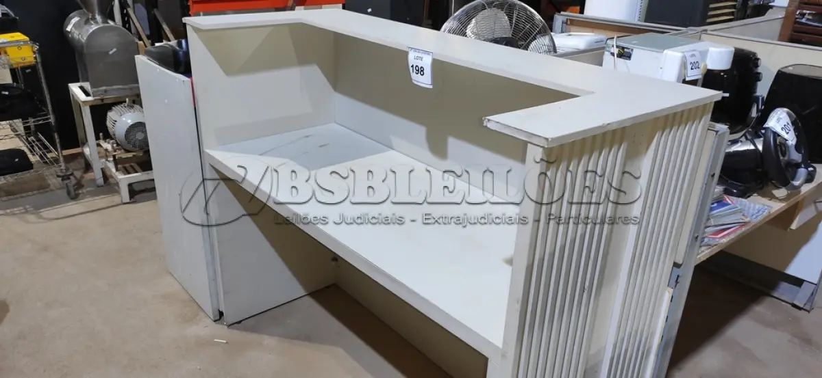LOTE 198 - 01 BALCÃO ESPOSITOR NA COR BRANCA. (NO ESTADO) ATENÇÃO! FAZER A VISITAÇÃO ANTES DE ARREMATAR, NÃO SABEMOS SE FUNCIONA. LEILÃO NÃO TEM GARANTIA E NEM DEVOLUÇÃO, SUJEITO A POSSÍVEIS AVARIAS VISÍVEIS/OCULTAS E/OU AUSÊNCIA DE COMPONENTES.