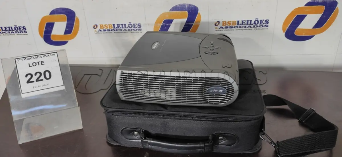 LOTE 220 - 01 PROJETOR INFOCUS LP350COM BOLSA BIVOLTS. (NO ESTADO EM QUE SE ENCONTRA. SUJEITO A AVARIAS OCULTAS/VISÍVEIS.) CS1001224