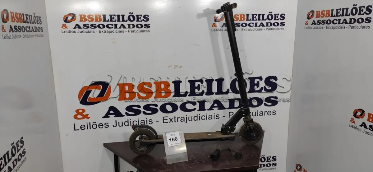 LOTE 160 - 01 PATINENTE ELÉTRICO MARCA E-SCOOTER. (NO ESTADO) ATENÇÃO! FAZER A VISITAÇÃO ANTES DE ARREMATAR, NÃO SABEMOS SE FUNCIONA. LEILÃO NÃO TEM GARANTIA E NEM DEVOLUÇÃO, SUJEITO A POSSÍVEIS AVARIAS VISÍVEIS/OCULTAS E/OU AUSÊNCIA DE COMPONENTES.