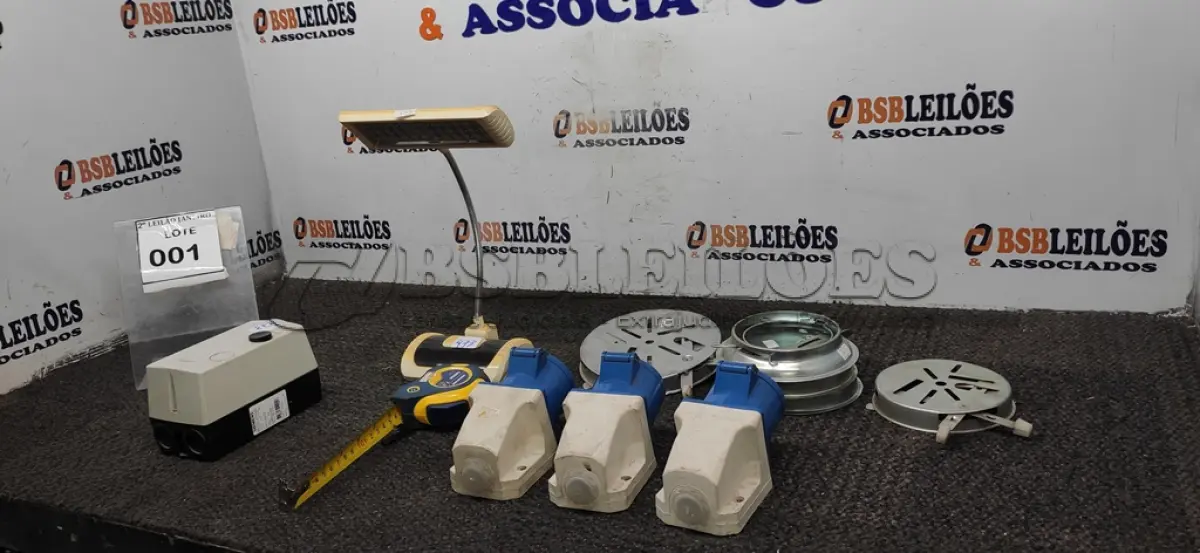 LOTE 001 - 01 LÚMINARIA DE MESA, 03 PINOS FÉMEA DE ALTA PRESSÃO, 01 TRNA DE 7,5M E 03 PLAFONIER. (NO ESTADO) ATENÇÃO! FAZER A VISITAÇÃO ANTES DE ARREMATAR, NÃO SABEMOS SE FUNCIONA. LEILÃO NÃO TEM GARANTIA E NEM DEVOLUÇÃO, SUJEITO A POSSÍVEIS AVARIAS VISÍVEIS/OCULTAS E/OU AUSÊNCIA DE COMPONENTES.