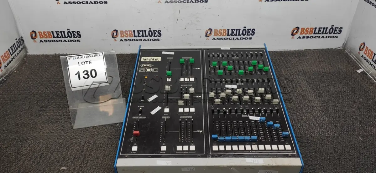 LOTE 130 - 01 MESA DE SOM MODELO OM 300 MARCA DITEL. (NO ESTADO) ATENÇÃO! FAZER A VISITAÇÃO ANTES DE ARREMATAR, NÃO SABEMOS SE FUNCIONA. LEILÃO NÃO TEM GARANTIA E NEM DEVOLUÇÃO, SUJEITO A POSSÍVEIS AVARIAS VISÍVEIS/OCULTAS E/OU AUSÊNCIA DE COMPONENTES.