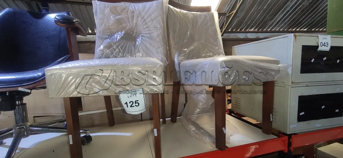 LOTE 125 - 02 CADEIRAS EM MADEIRA COM ASSENTO ALMOFADADO. (NO ESTADO) ATENÇÃO! FAZER A VISITAÇÃO ANTES DE ARREMATAR, NÃO SABEMOS SE FUNCIONA. LEILÃO NÃO TEM GARANTIA E NEM DEVOLUÇÃO, SUJEITO A POSSÍVEIS AVARIAS VISÍVEIS/OCULTAS E/OU AUSÊNCIA DE COMPONENTES.