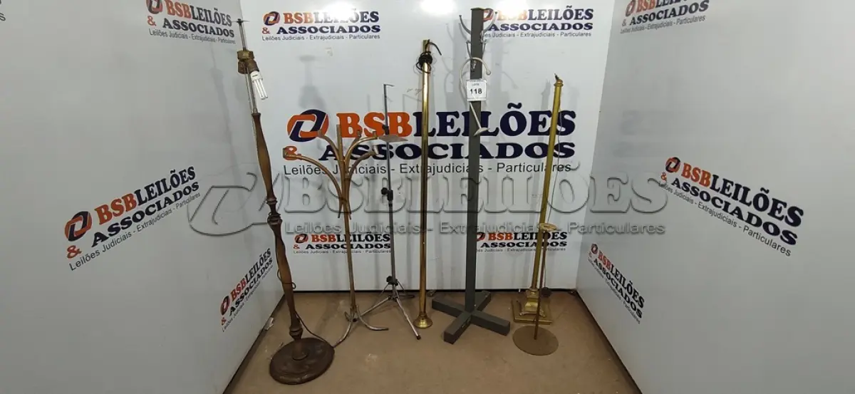 LOTE 118 - 03 LUMINÁRIAS DECORATIVAS, 01 CASTIÇAL DECORATIVO, 01 SUPORTE PARA PARTITURAS E 01 CABIDEIRO. (NO ESTADO) ATENÇÃO! FAZER A VISITAÇÃO ANTES DE ARREMATAR, NÃO SABEMOS SE FUNCIONA. LEILÃO NÃO TEM GARANTIA E NEM DEVOLUÇÃO, SUJEITO A POSSÍVEIS AVARIAS VISÍVEIS/OCULTAS E/OU AUSÊNCIA DE COMPONENTES.