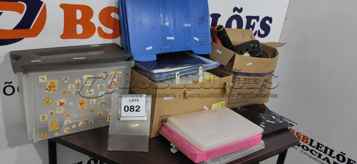 LOTE 082 - 01 LOTE COM PASTAS, ITENS DE ESCRITÓRIO E MATERIAIS DIVERSOS. (NO ESTADO) ATENÇÃO! FAZER A VISITAÇÃO ANTES DE ARREMATAR, NÃO SABEMOS SE FUNCIONA. LEILÃO NÃO TEM GARANTIA E NEM DEVOLUÇÃO, SUJEITO A POSSÍVEIS AVARIAS VISÍVEIS/OCULTAS E/OU AUSÊNCIA DE COMPONENTES.