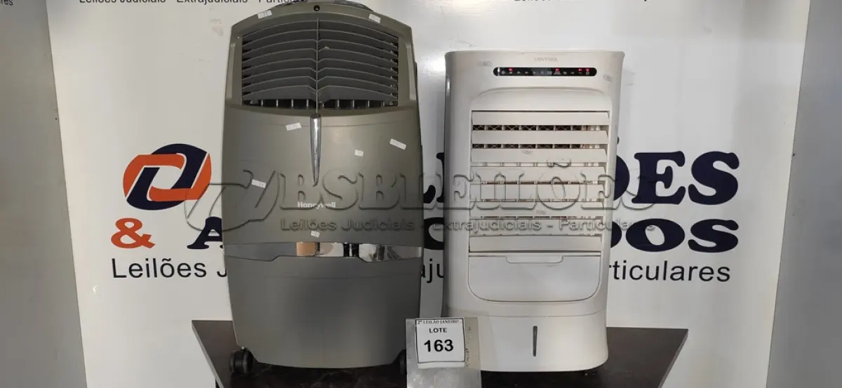LOTE 163 - 02 CLIMATIZADORES DE AR MARCA VENTISOL E HONEYWELL. (NO ESTADO) ATENÇÃO! FAZER A VISITAÇÃO ANTES DE ARREMATAR, NÃO SABEMOS SE FUNCIONA. LEILÃO NÃO TEM GARANTIA E NEM DEVOLUÇÃO, SUJEITO A POSSÍVEIS AVARIAS VISÍVEIS/OCULTAS E/OU AUSÊNCIA DE COMPONENTES.