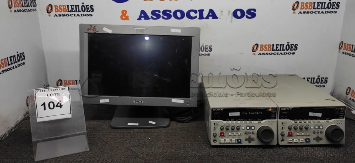 LOTE 104 - 02 GRAVADORES DE DISCO DE VIDEO DVCAM MODELO DSR-DR1000A MARCA SONY  E 01 MONITOR PROFISSIONAL MARCA SONY. (NO ESTADO) ATENÇÃO! FAZER A VISITAÇÃO ANTES DE ARREMATAR, NÃO SABEMOS SE FUNCIONA. LEILÃO NÃO TEM GARANTIA E NEM DEVOLUÇÃO, SUJEITO A POSSÍVEIS AVARIAS VISÍVEIS/OCULTAS E/OU AUSÊNCIA DE COMPONENTES.
