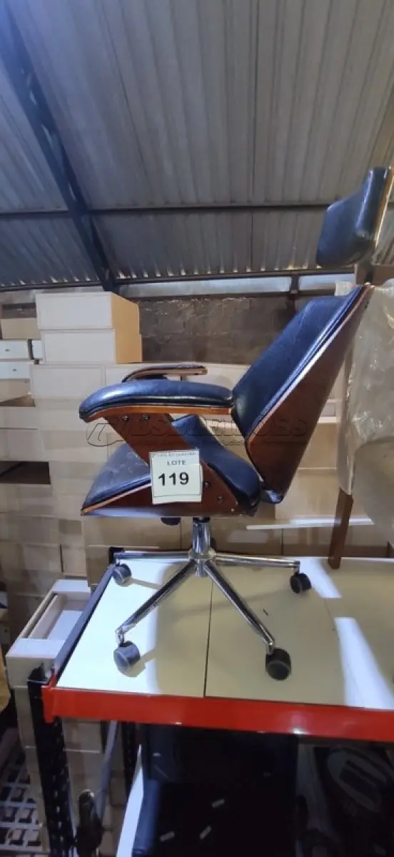 LOTE 119 - 01 CADEIRA DE ESCRITÓRIO PRESIDENTE, GIRATÓRIA COM APOIO DE CABEÇA, ESTOFADO NA COR PRETA E BASE CROMADA. (NO ESTADO) ATENÇÃO! FAZER A VISITAÇÃO ANTES DE ARREMATAR, NÃO SABEMOS SE FUNCIONA. LEILÃO NÃO TEM GARANTIA E NEM DEVOLUÇÃO, SUJEITO A POSSÍVEIS AVARIAS VISÍVEIS/OCULTAS E/OU AUSÊNCIA DE COMPONENTES.