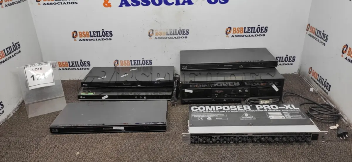 LOTE 121 - 03 APARELHOS BLU-RAY MARCA PANASONIC, 01 APARELHO DE DVD MARCA LG, 01 COMPRESSOR DE ÁUDIO PRO XL E 01 GRAVADOR DE FITA CASSETE. (NO ESTADO) ATENÇÃO! FAZER A VISITAÇÃO ANTES DE ARREMATAR, NÃO SABEMOS SE FUNCIONA. LEILÃO NÃO TEM GARANTIA E NEM DEVOLUÇÃO, SUJEITO A POSSÍVEIS AVARIAS VISÍVEIS/OCULTAS E/OU AUSÊNCIA DE COMPONENTES.