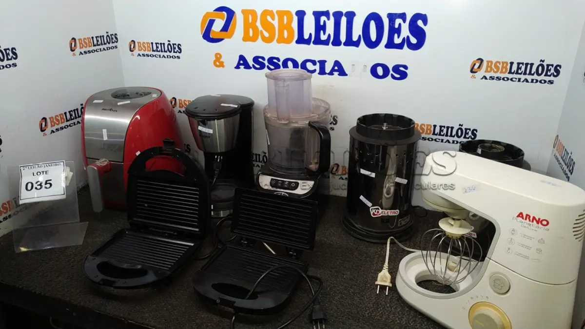 LOTE 035 - 01 AIR FRYER MARCA BRITÂNIA, 01 BATEDEIRA MARCA ARNO (INCOMPLETA), 01 CAFETEIRA MARCA PHILCO, 02 SANDUICHEIRAS, 01 PROCESADOR DE ALIMENTOS MARCA OSTER E 02 BASES DE LIQUIDIFICADOR INDUSTRIAL. (NO ESTADO) ATENÇÃO! FAZER A VISITAÇÃO ANTES DE ARREMATAR, NÃO SABEMOS SE FUNCIONA. LEILÃO NÃO TEM GARANTIA E NEM DEVOLUÇÃO, SUJEITO A POSSÍVEIS AVARIAS VISÍVEIS/OCULTAS E/OU AUSÊNCIA DE COMPONENTES.