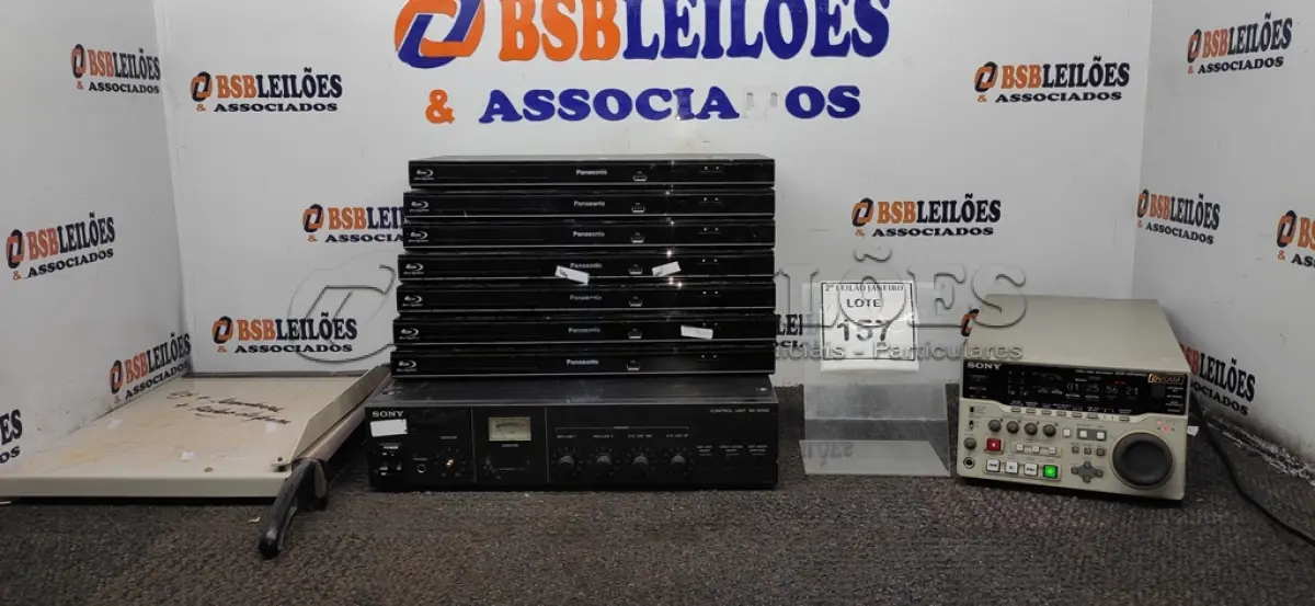 LOTE 157 - 01 GRAVADOR DE DISCO DE VÍDEO DVCAM MODELO DSR-DR1000A MARCA SONY, 07 BLU-RAY MARCA PANASONIC, 01 EQUIPAMENTO DE ÁUDIO CONTROL UNIT SX-M100 MARCA SONY E 01 GUILHOTINA DE PAPEL. (NO ESTADO) ATENÇÃO! FAZER A VISITAÇÃO ANTES DE ARREMATAR, NÃO SABEMOS SE FUNCIONA. LEILÃO NÃO TEM GARANTIA E NEM DEVOLUÇÃO, SUJEITO A POSSÍVEIS AVARIAS VISÍVEIS/OCULTAS E/OU AUSÊNCIA DE COMPONENTES.