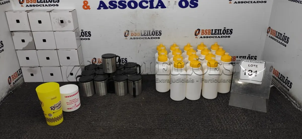 LOTE 131 - 01 LOTE COM VÁRIAS CANECAS E GARRAFAS DE ÁGUA DE MODELOS DIVERSOS. (NO ESTADO) ATENÇÃO! FAZER A VISITAÇÃO ANTES DE ARREMATAR, NÃO SABEMOS SE FUNCIONA. LEILÃO NÃO TEM GARANTIA E NEM DEVOLUÇÃO, SUJEITO A POSSÍVEIS AVARIAS VISÍVEIS/OCULTAS E/OU AUSÊNCIA DE COMPONENTES.