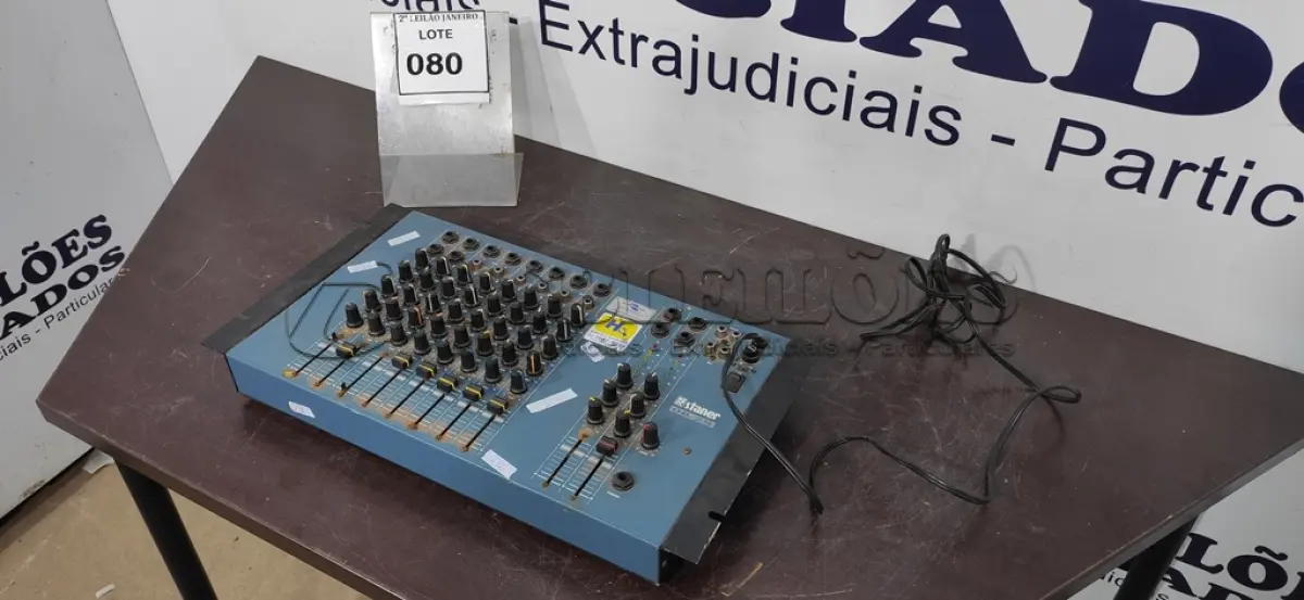 LOTE 080 - 01 MESA DE SOM ANALÓGICA. (NO ESTADO) ATENÇÃO! FAZER A VISITAÇÃO ANTES DE ARREMATAR, NÃO SABEMOS SE FUNCIONA. LEILÃO NÃO TEM GARANTIA E NEM DEVOLUÇÃO, SUJEITO A POSSÍVEIS AVARIAS VISÍVEIS/OCULTAS E/OU AUSÊNCIA DE COMPONENTES.